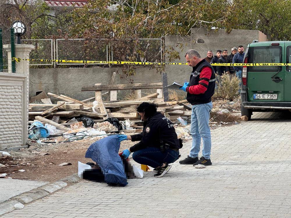 Karısını, temizlik için gittikleri yeni aldıkları evin önünde öldürdü 7